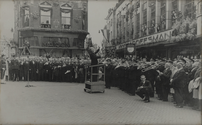 862174 Afbeelding van een zang- en muziekhulde onder leiding van Hendrik Altink (1888-1966), gebracht bij een onbekende ...